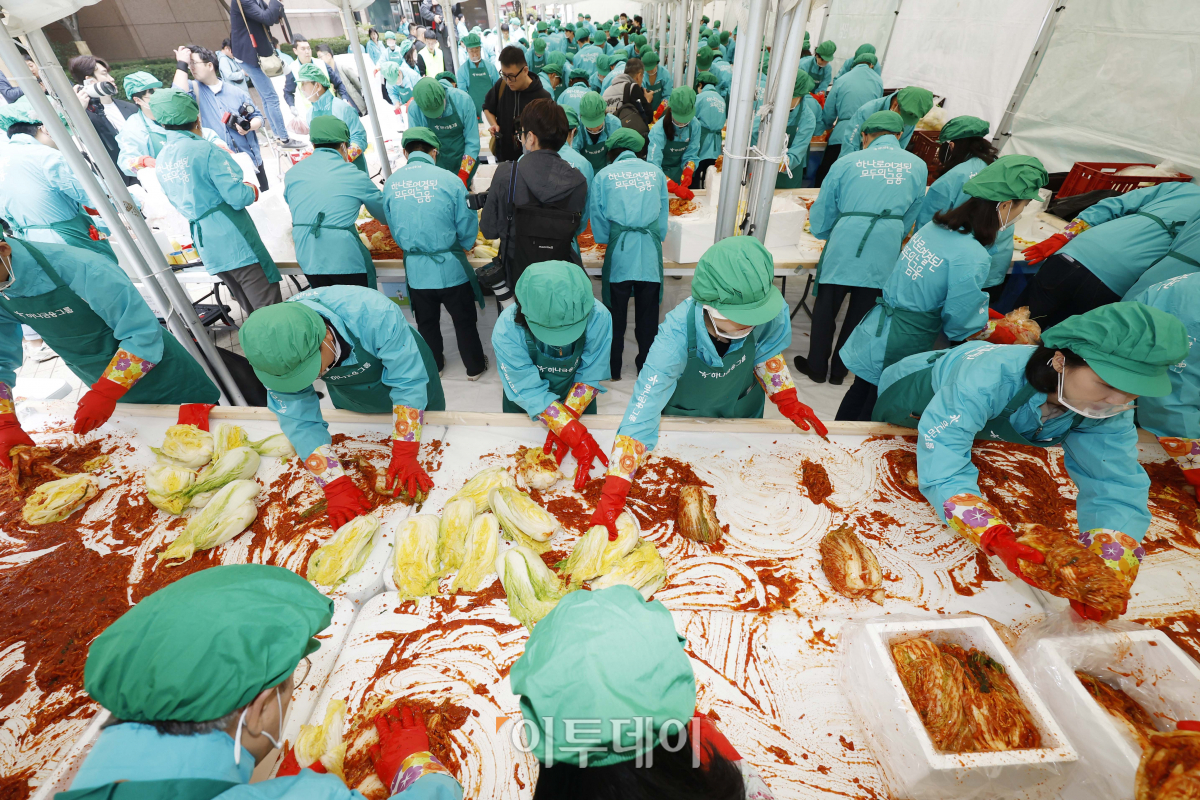 ▲1일 서울 중구 하나금융그룹 명동 사옥에서 열린 '2023년 모두하나데이, 사랑의 김장나눔'행사에서 직원들이 배추김치를 담그고 있다. 조현호 기자 hyunho@