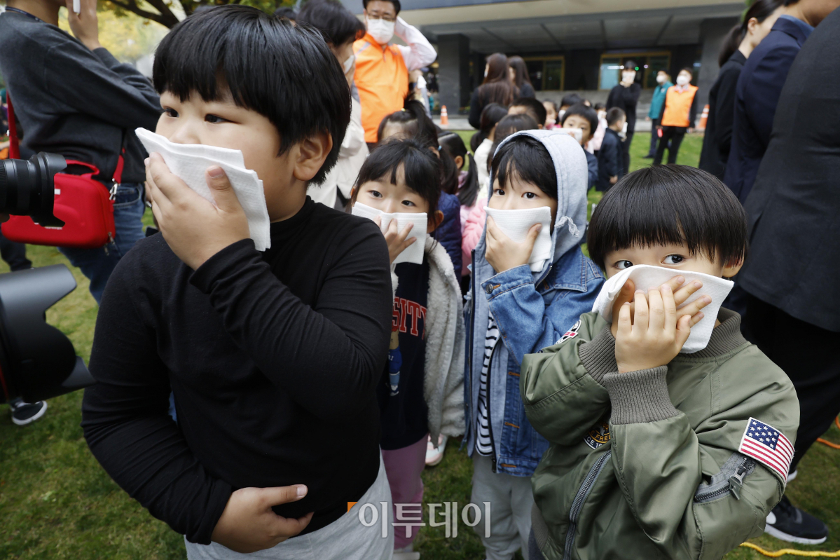 ▲1일 서울 중구 정부서울청사에서 열린 '화재대피 민방위 훈련'에서 청사 어린이집 어린이들이 코와 입을 막고 있다. 이날 훈련은 청사 본·별관 전 직원(공무직, 어린이집, 협력업체 등) 약 3200여 명이 참석해 화재 대피·진압, 안전 행동 훈련, 생활형 안전교육을 실시했다. 조현호 기자 hyunho@