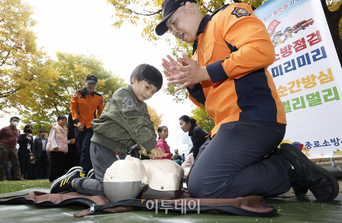 ▲1일 서울 중구 정부서울청사에서 열린 '화재대피 민방위 훈련'에서 청사 어린이집 어린이들이 심폐소생술 훈련을 하고 있다. 이날 훈련은 청사 본·별관 전 직원(공무직, 어린이집, 협력업체 등) 약 3200여 명이 참석해 화재 대피·진압, 안전 행동 훈련, 생활형 안전교육을 실시했다. 조현호 기자 hyunho@