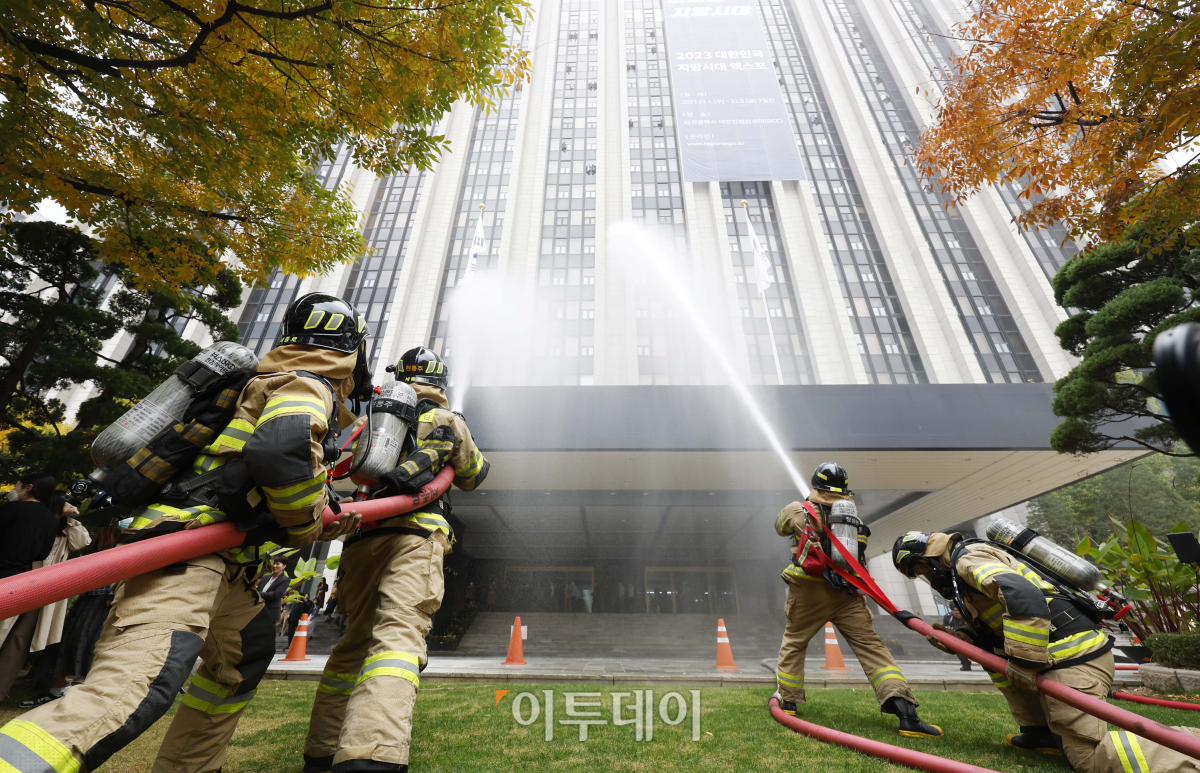 ▲1일 서울 중구 정부서울청사에서 열린 '화재대피 민방위 훈련'에서 종로소방서 대원들이 소방차 물 분사 훈련을 하고 있다. 이날 훈련은 청사 본·별관 전 직원(공무직, 어린이집, 협력업체 등) 약 3200여 명이 참석해 화재 대피·진압, 안전 행동 훈련, 생활형 안전교육을 실시했다. 조현호 기자 hyunho@