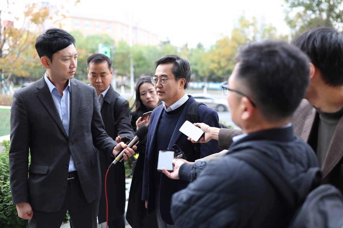 ▲1일 오전 중국 콘래드 호텔에서 김동연 경기도지사가 경기도 언론 브리핑을 하고 있다.  (경기도)