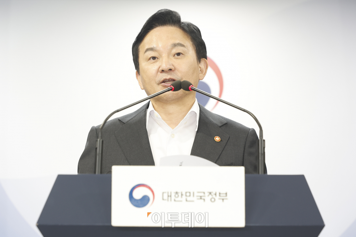 ▲원희룡 국토교통부 장관이 1일 서울 종로구 정부서울청사에서 전세사기 발본색원 및 충실한 피해회복 지속 추진을 위한 관계부처 합동 브리핑을 하고 있다. 조현호 기자 hyunho@