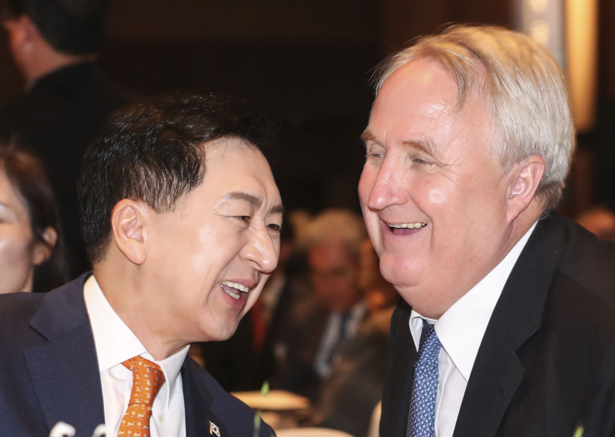 ▲김기현 국민의힘 당대표와 인요한 국민의힘 혁신위원장이 31일 오전 서울 중구 신라호텔에서 열린 제55회 대한민국국가조찬기도회에서 대화를 나누고 미소를 보이고 있다. (뉴시스)
