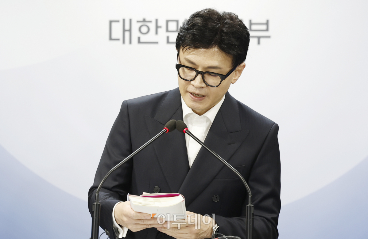 ▲한동훈 법무부 장관이 1일 서울 종로구 정부서울청사에서 전세사기 발본색원 및 충실한 피해회복 지속 추진을 위한 관계부처 합동 브리핑에서 최지수 작가의 '전세지옥;의 일부분을 읽고 있다. 조현호 기자 hyunho@