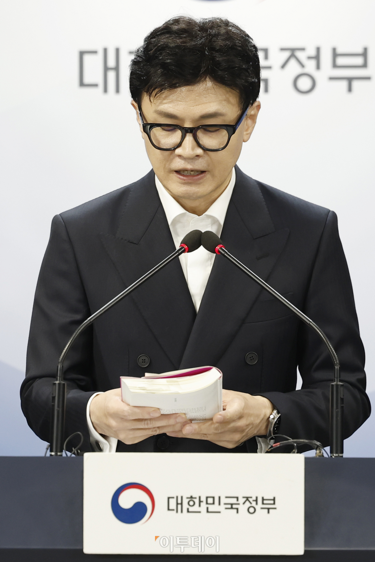 ▲한동훈 법무부 장관이 1일 서울 종로구 정부서울청사에서 전세사기 발본색원 및 충실한 피해회복 지속 추진을 위한 관계부처 합동 브리핑에서 최지수 작가의 '전세지옥;의 일부분을 읽고 있다. 조현호 기자 hyunho@