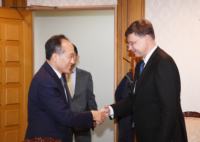 ▲추경호 부총리 겸 기획재정부 장관이 1일 정부서울청사에서 발디스 돔브로브스키스 유럽연합(EU)집행위 수석부집행위원장과 면담에 앞서 악수하며 인사를 하고 있다. (사진제공=기획재정부)