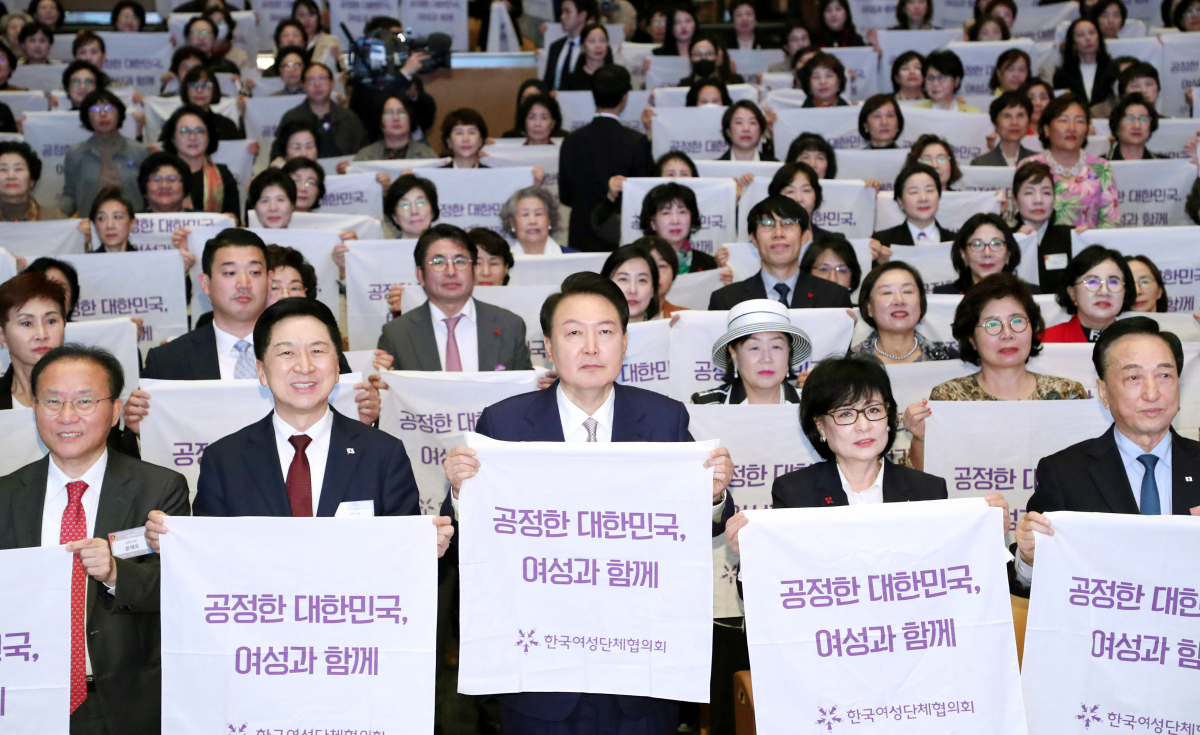 ▲윤석열 대통령이 1일 서울 강남구 코엑스에서 열린 제58회 전국여성대회에서 '공정한 대한민국 여성과 함께'라는 문구를 들고 허명 한국여성단체협의회 회장, 국민의힘 김기현 대표, 윤재옥 원내대표 등 참석자들과 퍼포먼스를 하고 있다. (연합뉴스)