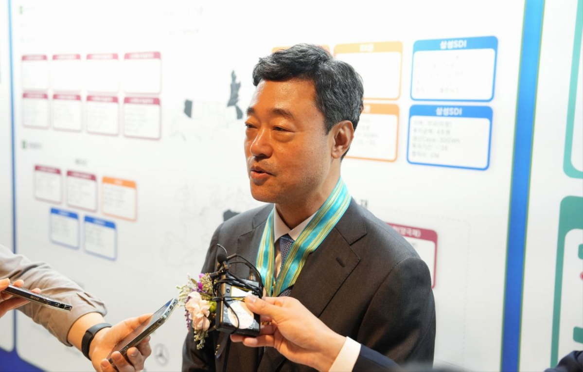 ▲지동섭 SK온 대표가 1일 서울 잠실 롯데호텔월드에서 열린 '제3회 배터리 산업의 날'에서 은탑산업훈장을 수상한 뒤 기자들과 만나 인터뷰를 진행하고 있다. (사진제공=SK온)