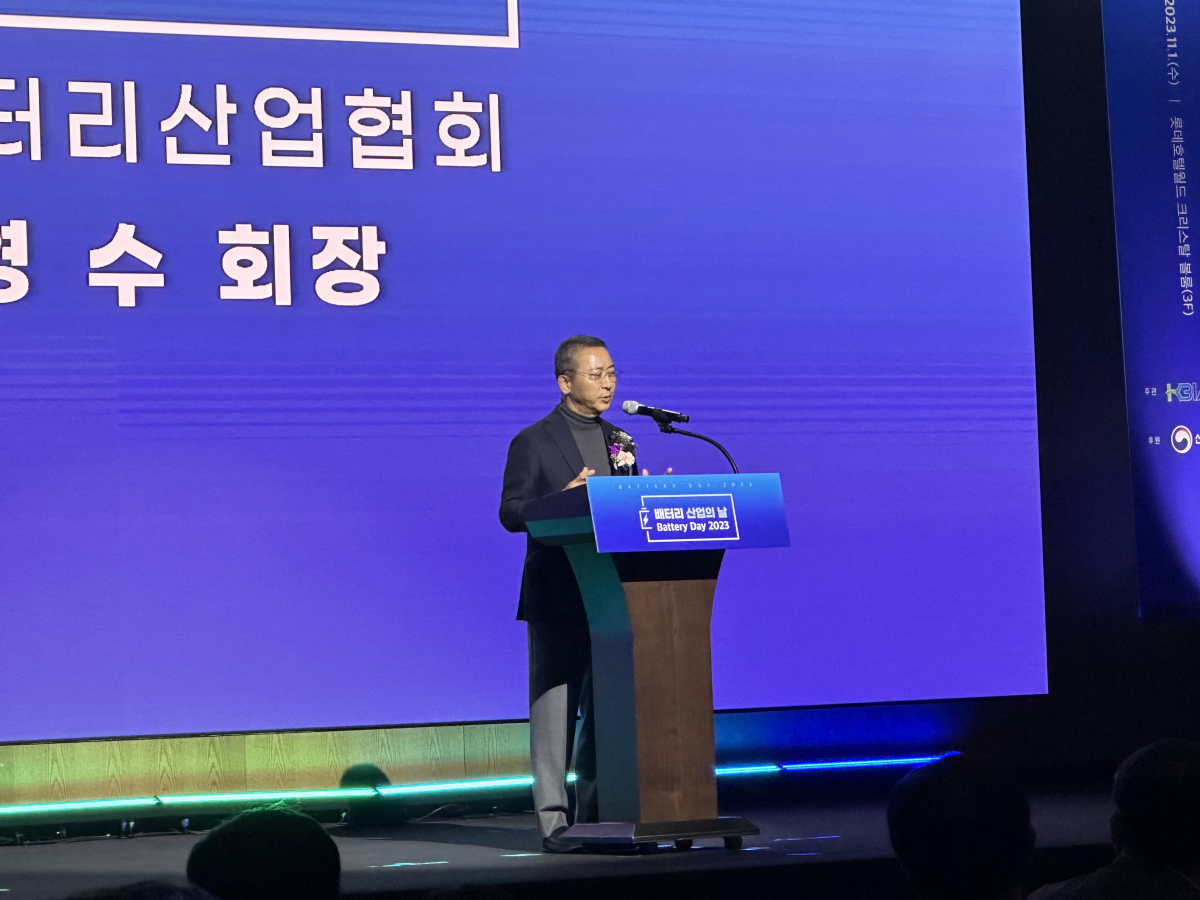 ▲권영수 LG에너지솔루션 대표이사 부회장 겸 한국배터리산업협회장이 1일 서울 잠실 롯데호텔월드에서 열린 '제3회 배터리 산업의 날'에서 개회사를 하고 있다. (김예슬 기자 viajeporlune@)
