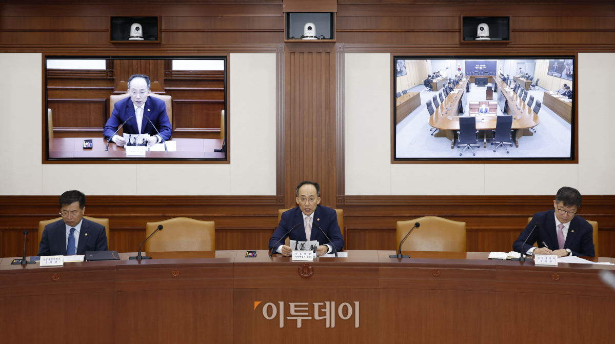 ▲추경호 경제부총리 겸 기획재정부 장관이 2일 오전 서울 종로구 정부서울청사에서 열린 비상경제장관회의 겸 물가관계장관회의를 주재하고 있다. 조현호 기자 hyunho@