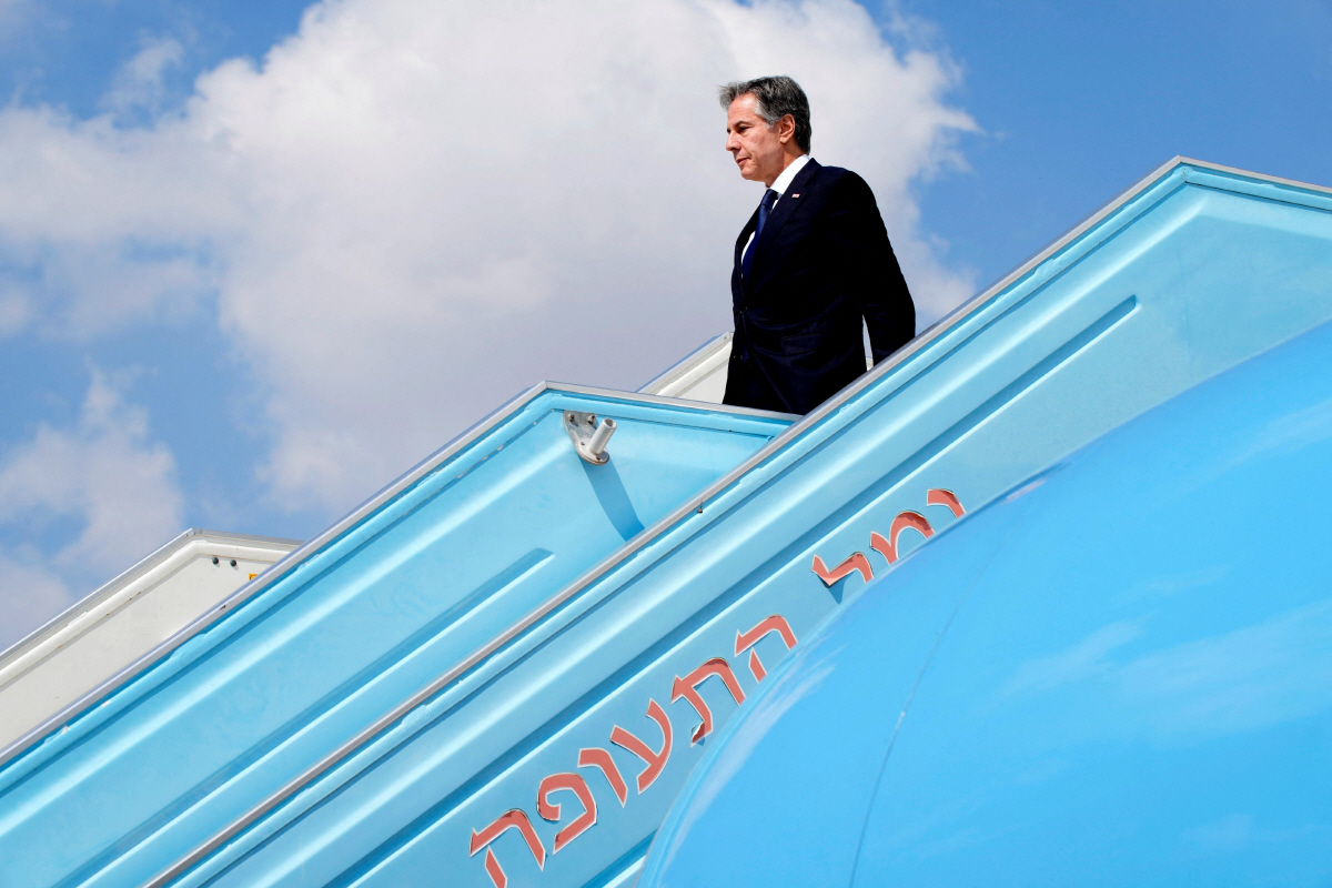 ▲요르단 방문을 마친 토니 블링컨 미국 국무장관이 지난달 16일(현지시간) 이스라엘 텔아비브에 도착하고 있다. 텔아비브/로이터연합뉴스
