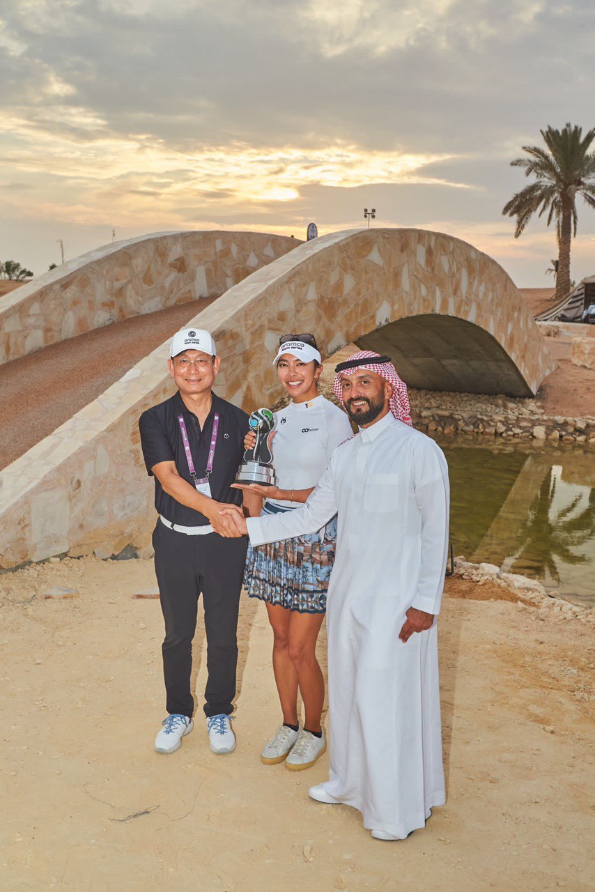 ▲신상호(왼쪽) 코오롱 부사장과 노아 알리레자(오른쪽) 골프사우디 CEO가 2024년 아람코팀시리즈 한국개최 업무협약을 체결한 후 최근 열린 아람코팀시리즈 우승자 앨리슨 리와 기념촬영을 하고 있다. (사진제공=코오롱그룹)