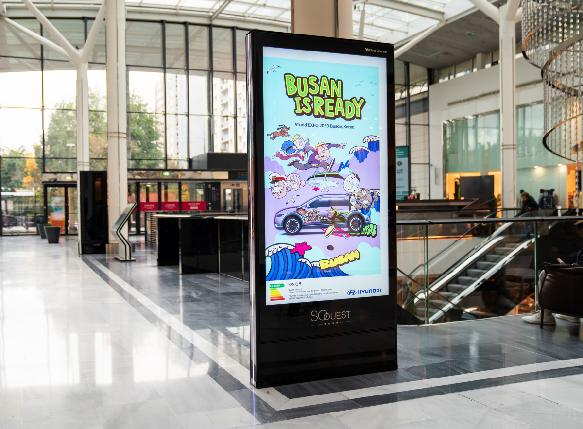 ▲현대차그룹의 부산엑스포 옥외 광고 영상이 파리 인근 대형 쇼핑몰에서 상영되는 모습. (사진제공=현대차그룹)