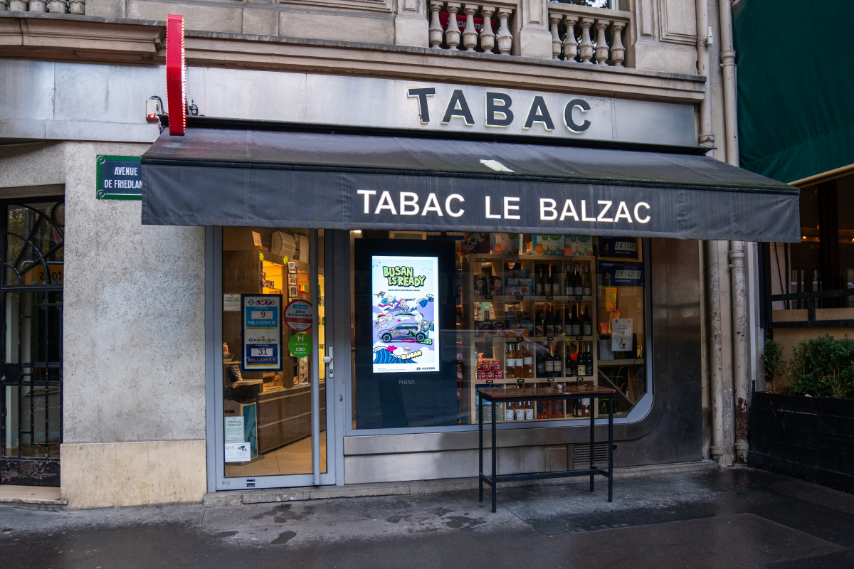 ▲현대차그룹의 부산엑스포 옥외 광고 영상이 파리의 명소 샹젤리제 거리에서 상영되는 모습. (사진제공=현대차그룹)