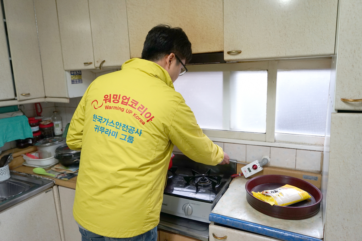 ▲귀뚜라미그룹은 한국가스안전공사와 ‘제17회 워밍업 코리아(Warming Up! Korea) 연합 봉사활동’을 3일과 9일 2차례에 걸쳐 진행한다.  (사진제공=귀뚜라미)