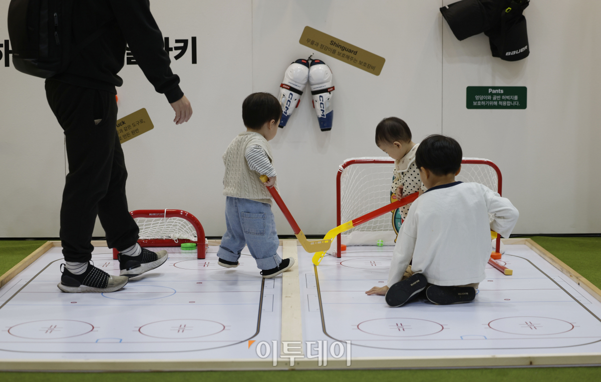 ▲2일 서울 강남구 코엑스에서 열린 '제52회 서울국제유아교육전&키즈페어'에서 어린이들이 하키 체험을 하고 있다. 조현호 기자 hyunho@