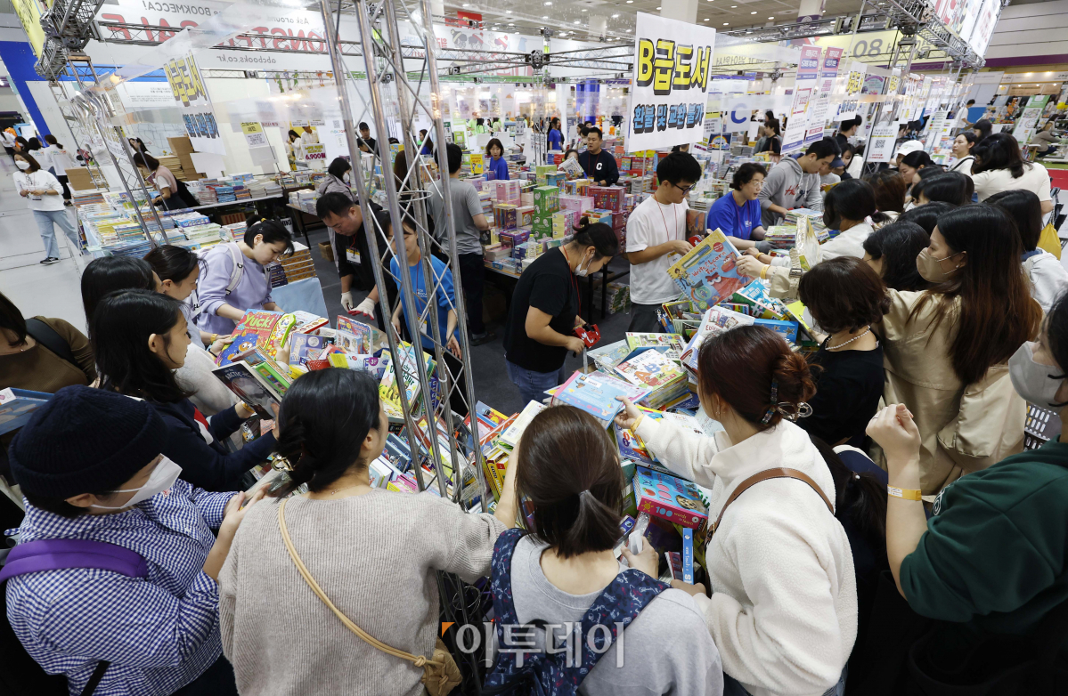 ▲2일 서울 강남구 코엑스에서 열린 '제52회 서울국제유아교육전&키즈페어'에서 관람객들이 어린이 도서를 살펴보고 있다. 조현호 기자 hyunho@