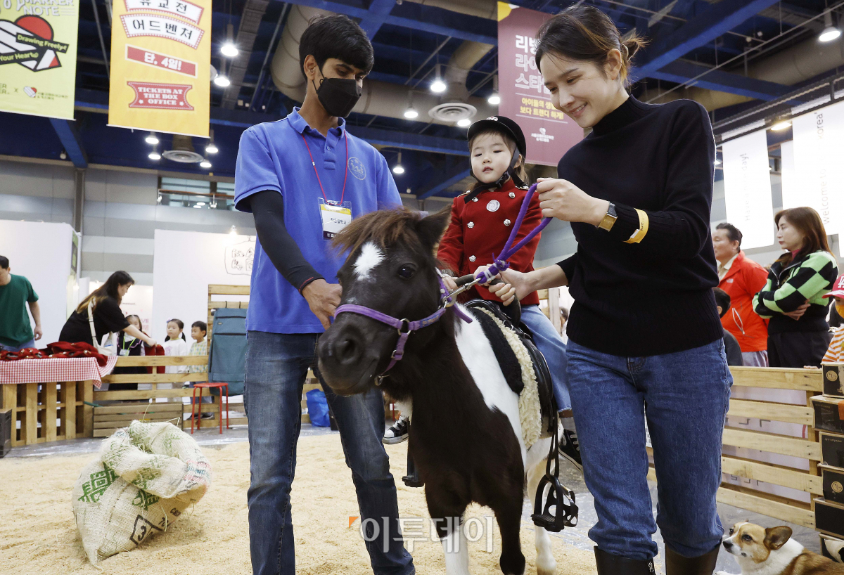 ▲2일 서울 강남구 코엑스에서 열린 '제52회 서울국제유아교육전&키즈페어'에서 한 어린이가 엄마와 함께 승마 체험을 하고 있다. 조현호 기자 hyunho@