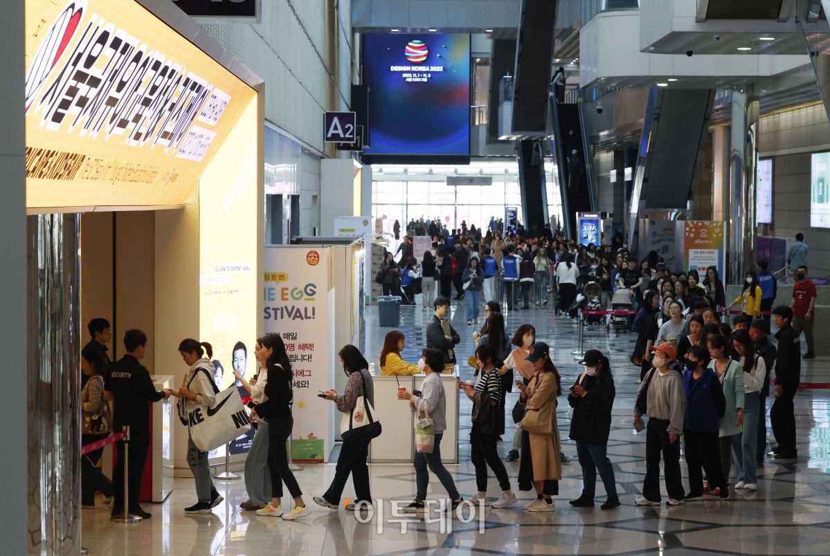 ▲2일 서울 강남구 코엑스에서 열린 '제52회 서울국제유아교육전&키즈페어'에서 관람객들이 전시장에 입장하기 위해 대기하고 있다. 조현호 기자 hyunho@