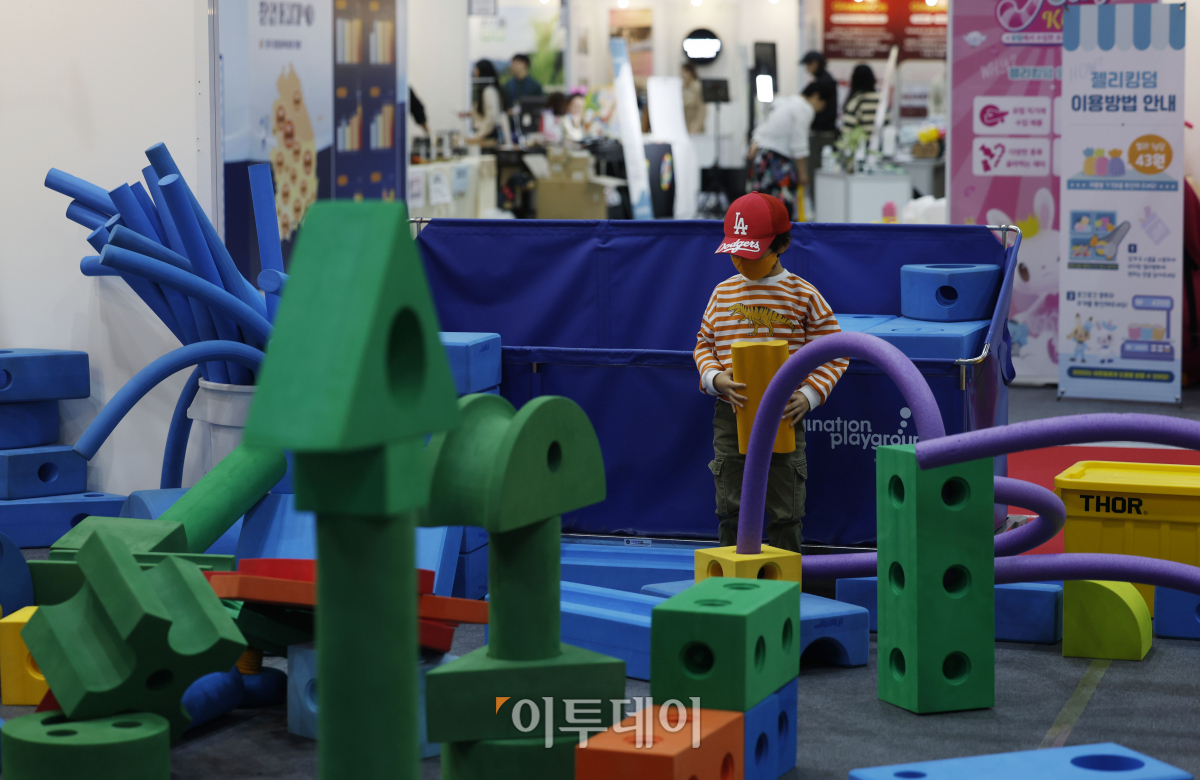 ▲2일 서울 강남구 코엑스에서 열린 '제52회 서울국제유아교육전&키즈페어'에서 한 어린이가 대형 블록 놀이터 체험을 하고 있다. 조현호 기자 hyunho@
