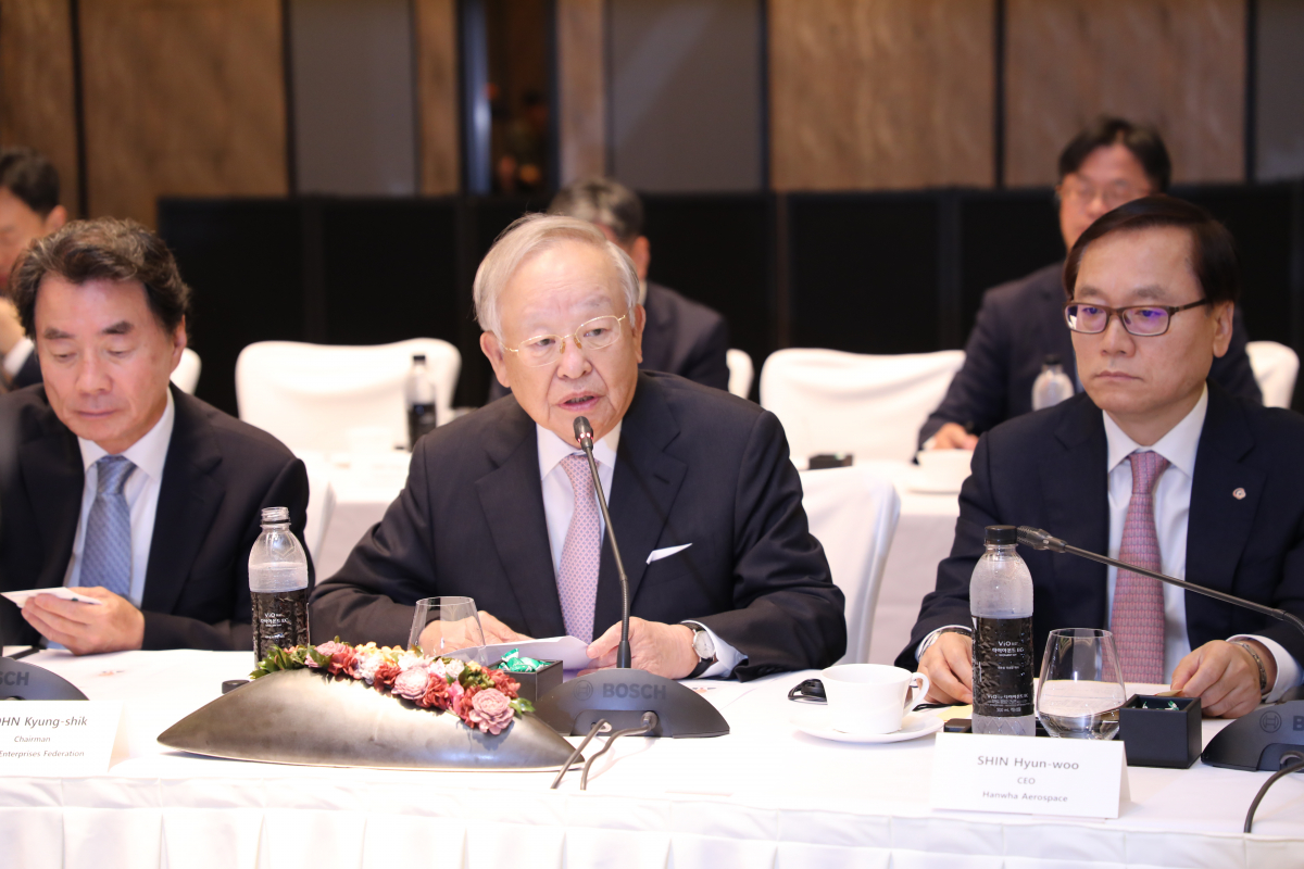 ▲손경식(사진 가운데) 한국경영자총협회 회장이 2일 포시즌스호텔에서 열린 '아일랜드 대표단 초청 간담회'에서 모두 발언을 하고 있다.  (사진제공=경총)