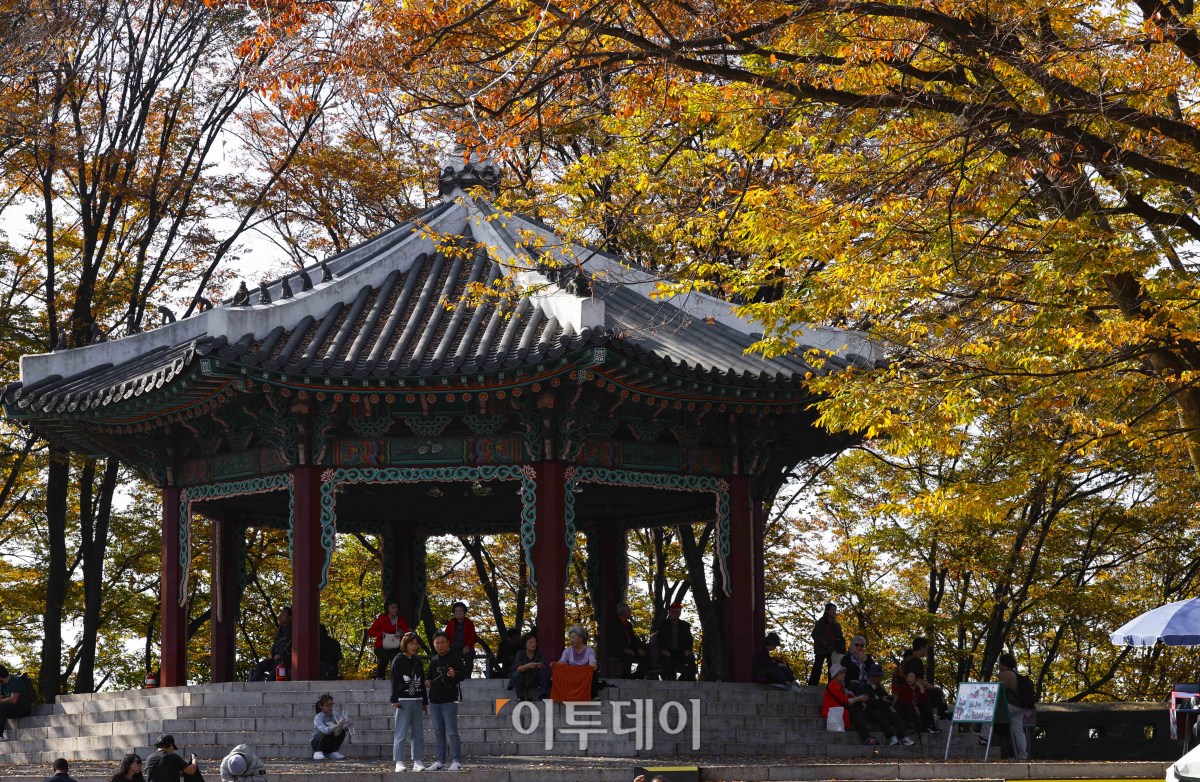 ▲완연한 가을 날씨를 보인 2일 서울 남산을 찾은 시민들이 울긋불긋 단풍을 즐기고 있다. 조현호 기자 hyunho@