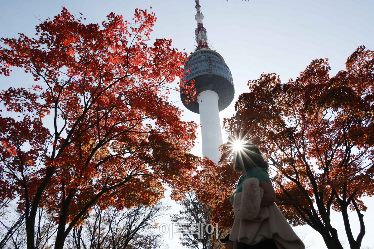 ▲완연한 가을 날씨를 보인 2일 서울 남산을 찾은 시민들이 울긋불긋 단풍을 즐기고 있다. 조현호 기자 hyunho@