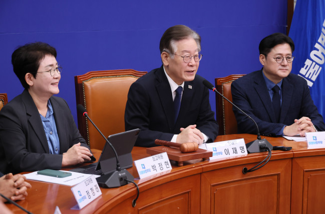 ▲더불어민주당 이재명 대표가 3일 국회에서 열린 최고위원회의에서 이날 회의에 처음으로 참석한 박정현 최고위원을 소개하고 있다. (연합뉴스)