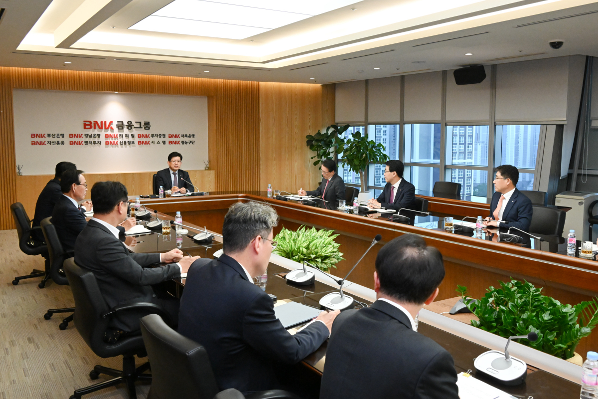 ▲BNK금융그룹은 3일 회장 주재로 전체 자회사 대표와 CFO 등이 참석한 가운데 긴급회의를 개최하고 상생금융 추진현황 점검과 확대 방안을 논의했다. (사진제공=BNK금융그룹)