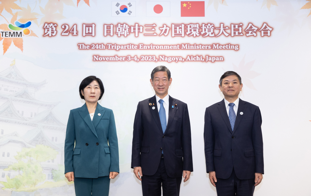 ▲한화진 환경부 장관이 4일(현지시간) 일본 나고야에서 열린 제24차 한국·일본·중국 3국 환경장관회의에 참석해 이토 신타로 일본 환경성 장관, 황룬치우 중국 생태환경부 장관과 함께 기념촬영하고 있다. (뉴시스)