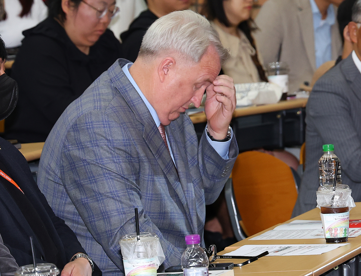 ▲인요한 국민의힘 혁신위원장이 4일 오후 부산 경성대학교에서 열린 이준석 전 대표, 이언주 전 의원이 진행하는 토크콘서트에 참석해 있다. (연합뉴스)