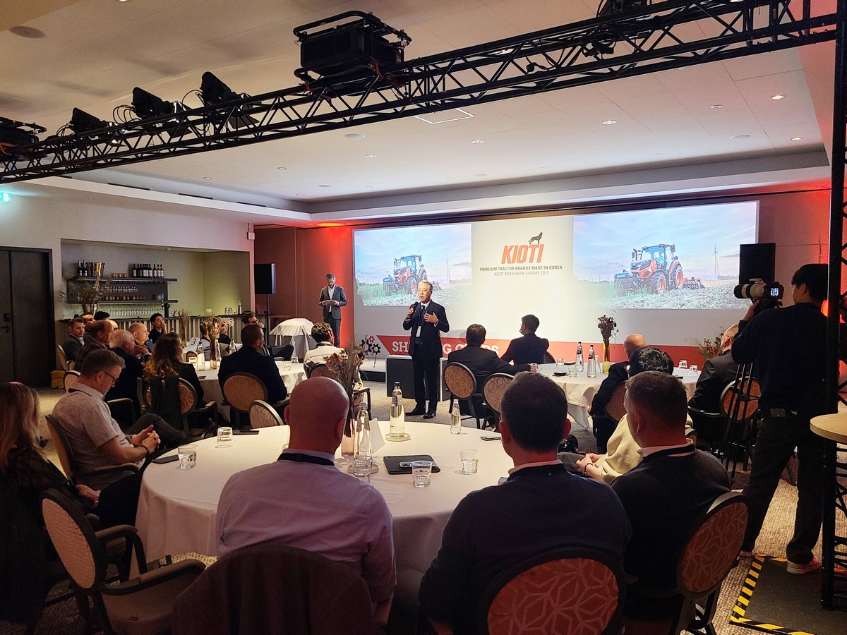 ▲10월 30일 총판 대회 행사장에서 대동 본사 및 유럽법인 임직원이 중장기 유럽 사업 계획 및 제품 라인업에 대해 설명하고 있다. (사진제공=대동)