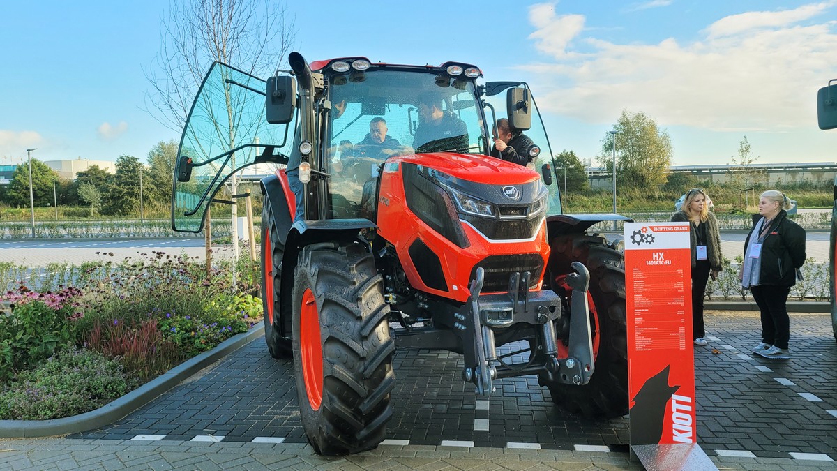 ▲10월 31일 총판 대회 야외 전시장에서 총판사 대표들이 유럽 출시 제품들을 살펴보고 있다. (사진제공=대동)