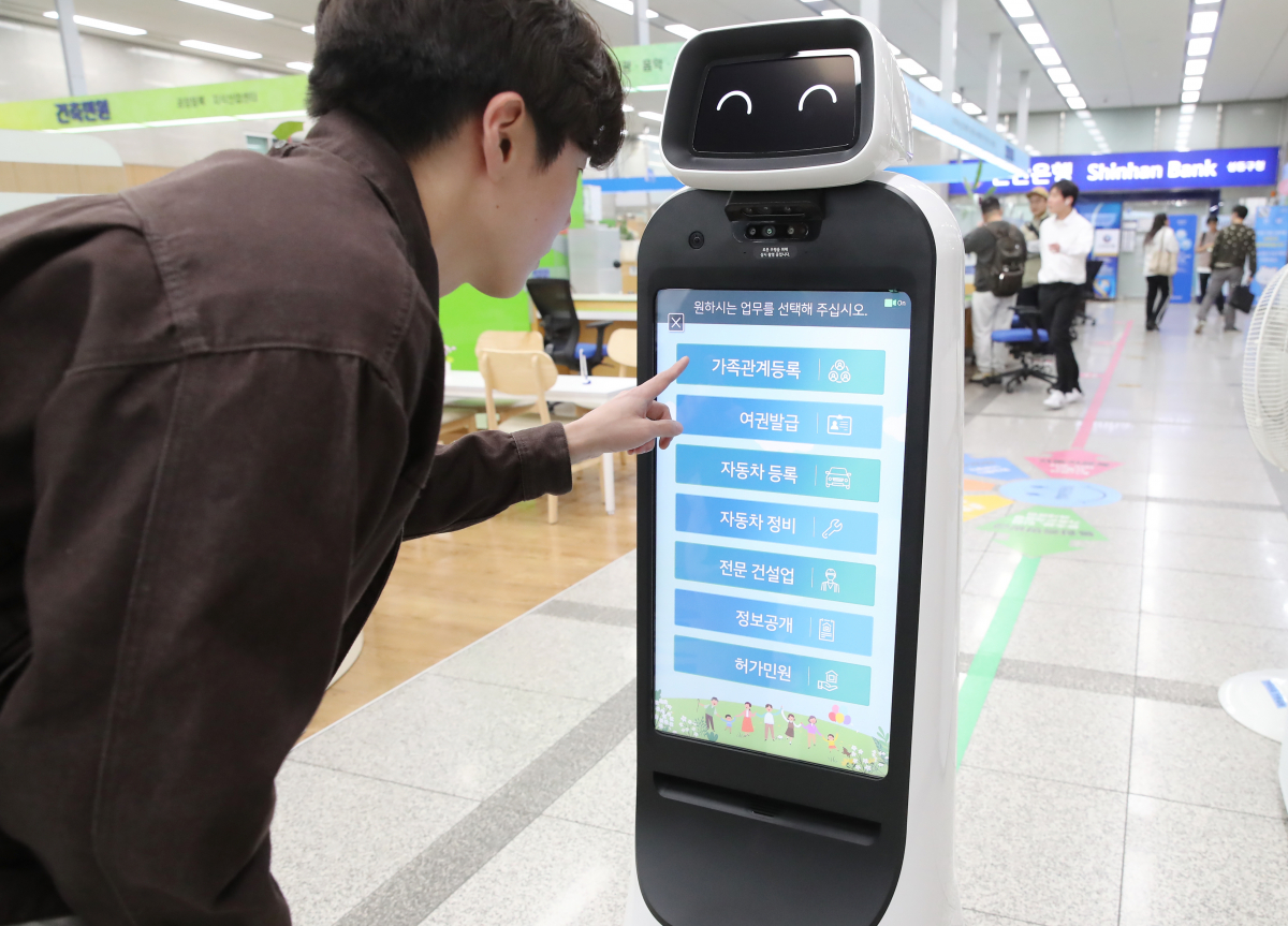 ▲서울 성동구의 민원안내 인공지능(AI) 로봇 '성동이'. (자료제공=성동구)