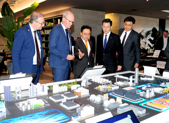 ▲2일 서울 종로구 수송동 SK에코플랜트 본사에서 박경일 SK에코플랜트 사장(왼쪽 3번째)이 사이먼 코브니 아일랜드 기업통상고용부 장관(왼쪽 2번째)에게 해상풍력, 태양광 등 재생에너지 사업 개발 및 운영부터 핵심 기자재 생산, 그린수소 생산 및 활용에 이르는 에너지·환경사업이 총 망라된 디지털 디오라마를 보며 SK에코플랜트의 에너지 생태계에 대해 설명하고 있다. (사진제공=SK에코플랜트)
