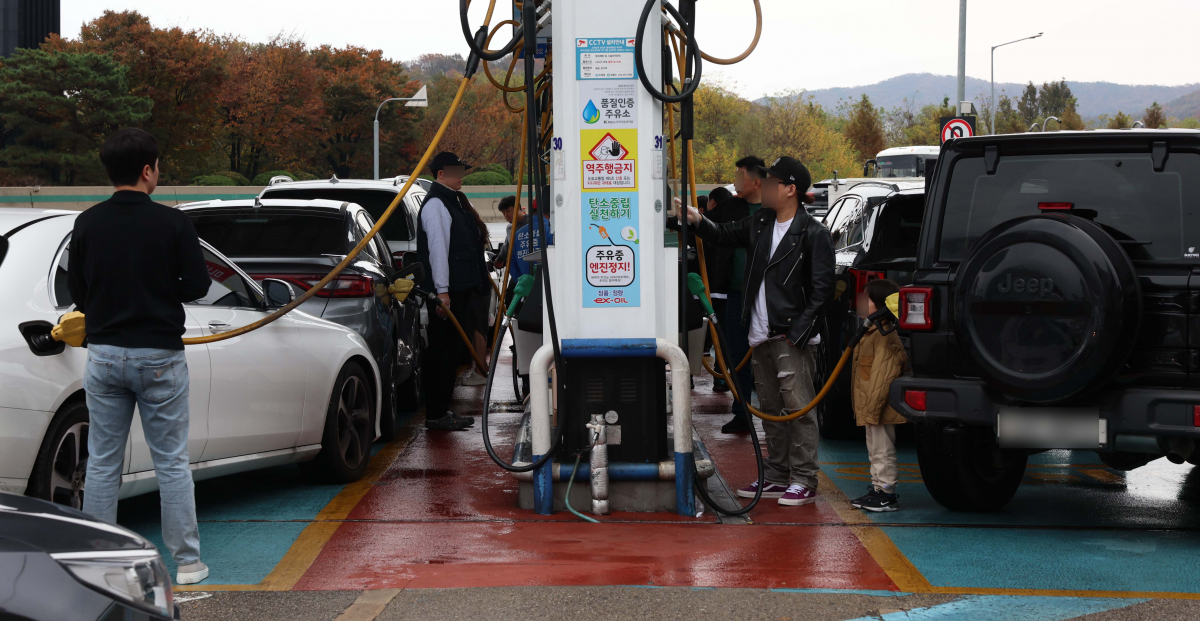 ▲국내 휘발유·경유 가격이 4주째 하락세를 보인 가운데 5일 오전 서울 서초구 만남의광장 휴게소 주유소에서 시민들이 주유를 하고있다. 신태현 기자 holjjak@