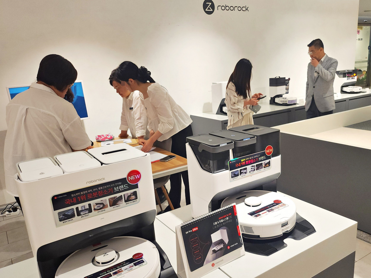 ▲롯데백화점이 8월 인천점에서 운영한 '로보락' 팝업스토어 (사진제공=롯데백화점)