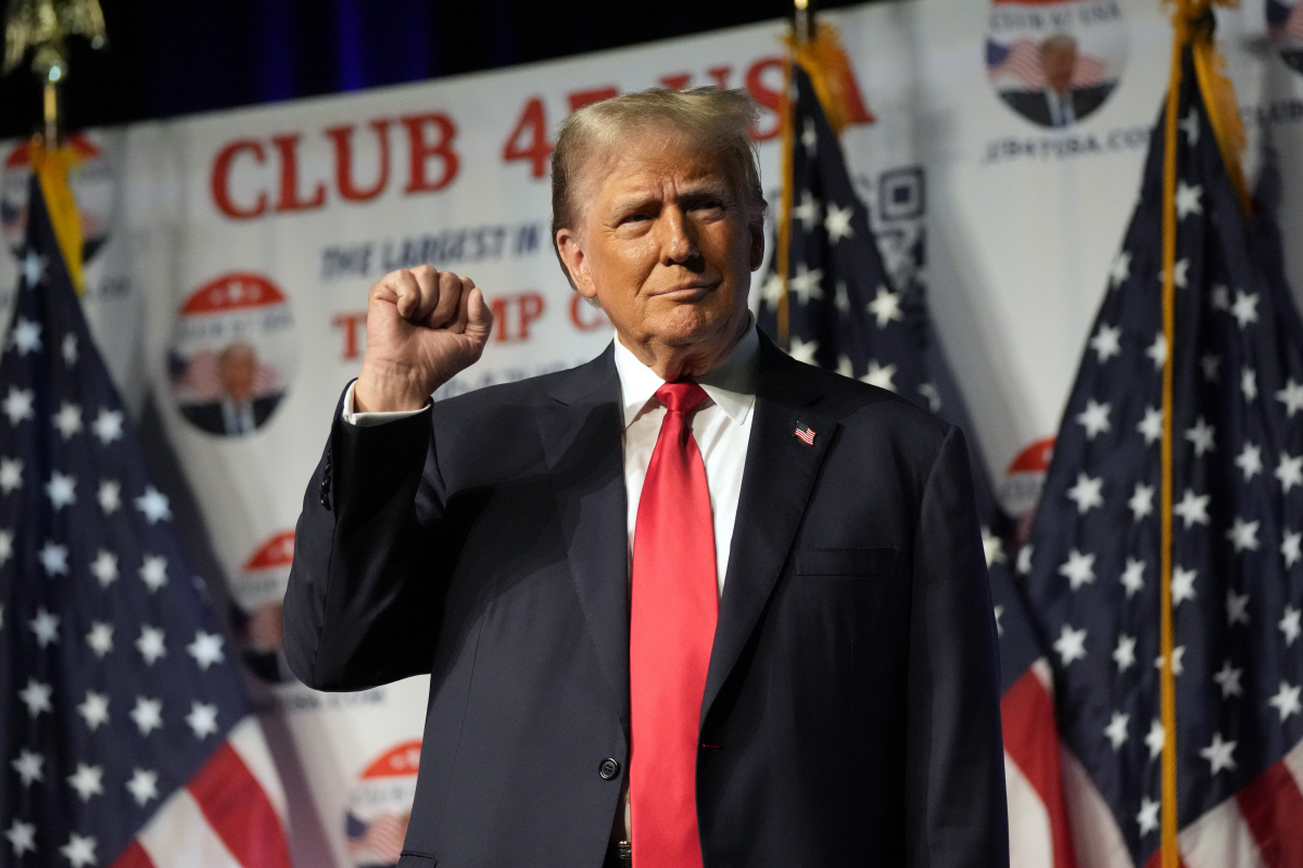 ▲도널드 트럼프 전 미국 대통령이 11일(현지시간) 플로리다주의 웨스트 팜비치에서 연설 전 포즈를 취하고 있다. 웨스트팜비치/AP연합뉴스