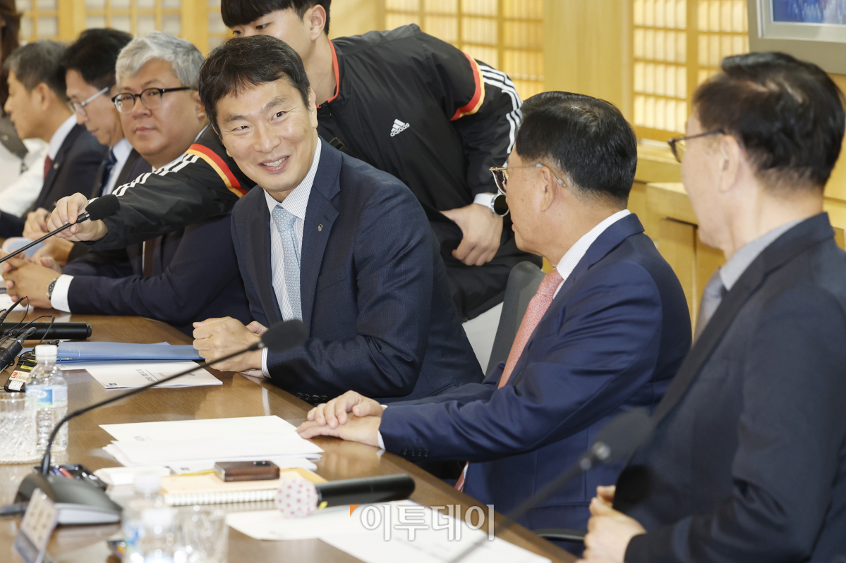 ▲이복현 금융감독원장이 6일 서울 서대문구 한국공인회계사회에서 열린 '금융감독원장-회계법인 CEO 간담회'에서 참석자들과 인사를 하고 있다. 조현호 기자 hyunho@