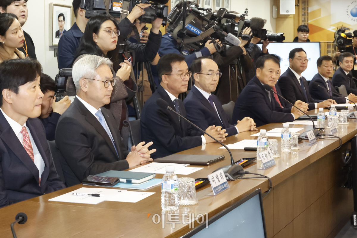 ▲6일 서울 서대문구 한국공인회계사회에서 열린 '금융감독원장-회계법인 CEO 간담회'에서 참석자들이 이복현 금융감독원장의 발언을 듣고 있다. 조현호 기자 hyunho@