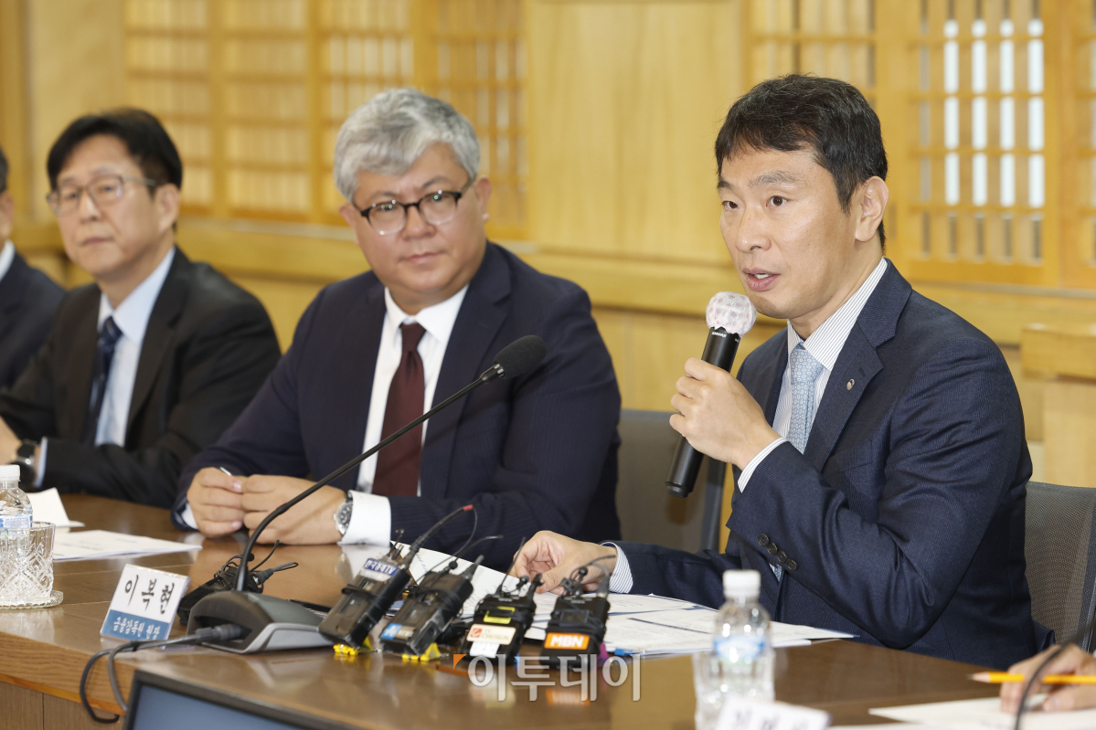 ▲이복현 금융감독원장이 6일 서울 서대문구 한국공인회계사회에서 열린 '금융감독원장-회계법인 CEO 간담회'에서 모두발언을 하고 있다. 조현호 기자 hyunho@