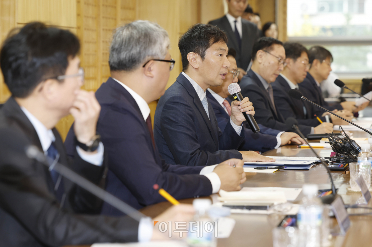 ▲이복현 금융감독원장이 6일 서울 서대문구 한국공인회계사회에서 열린 '금융감독원장-회계법인 CEO 간담회'에서 모두발언을 하고 있다. 조현호 기자 hyunho@