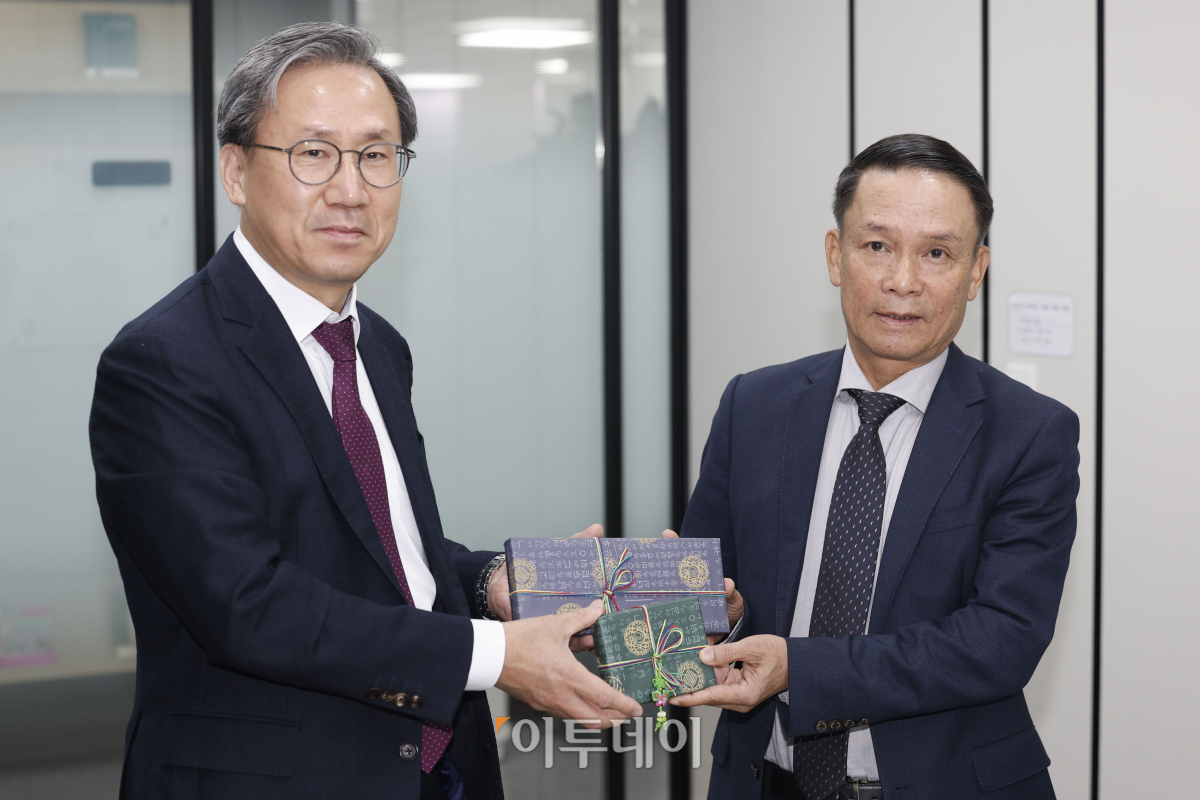 ▲김덕헌 이투데이 대표가 6일 서울 강남구 이투데이 사옥을 방문한 응유엔 득 러이 베트남기자협회 대표단 단장에게 선물을 전달하고 있다. 조현호 기자 hyunho@