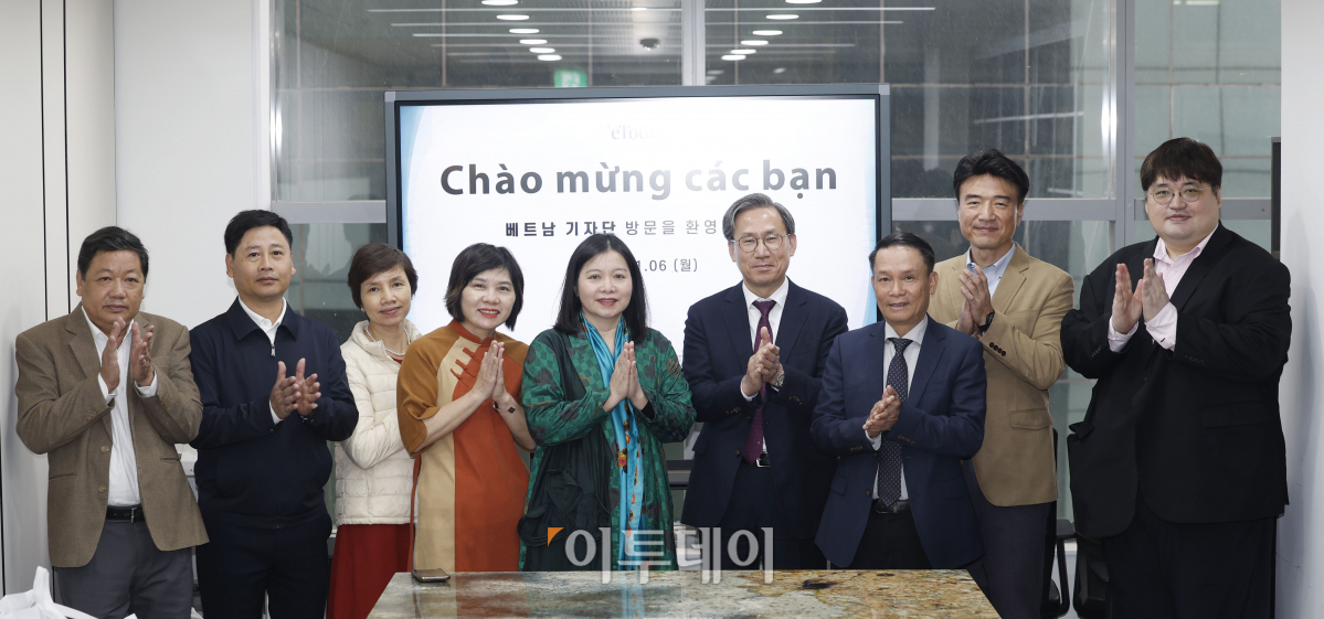 ▲응유엔 득 러이 베트남기자협회 대표단 단장 등 기자단이 6일 서울 강남구 이투데이 사옥을 방문해 김덕헌 이투데이 대표 등 임직원들과 기념촬영을 하고 있다. 조현호 기자 hyunho@