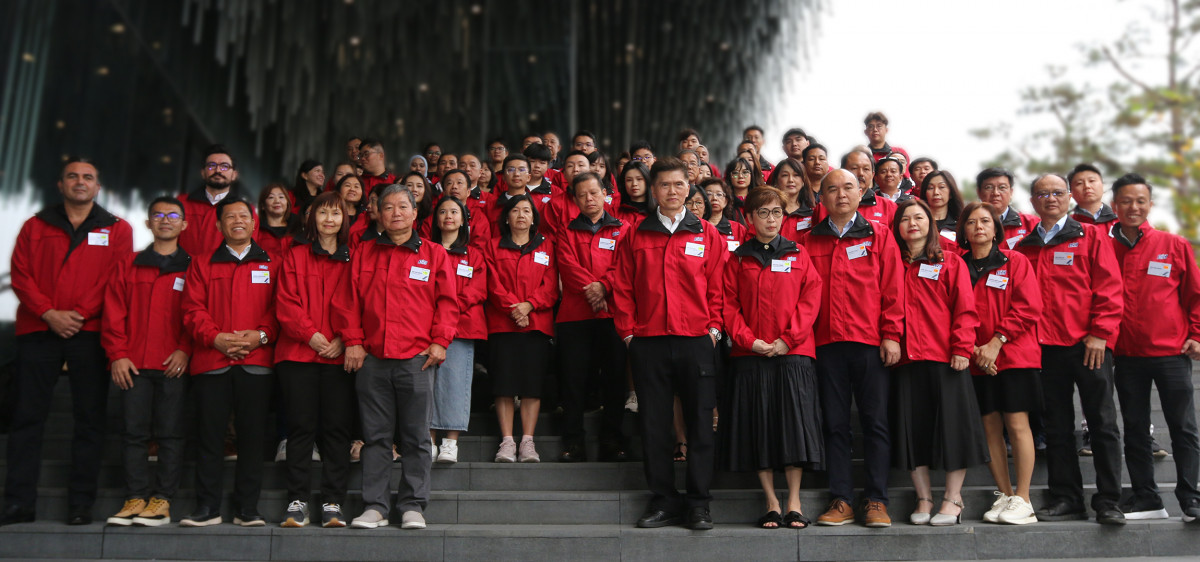 ▲KCC 말레이시아 법인 주요 파트너사 대표 및 KCC 관계자들이 워크샵 기념 촬영을 하고 있다. (사진제공=KCC)