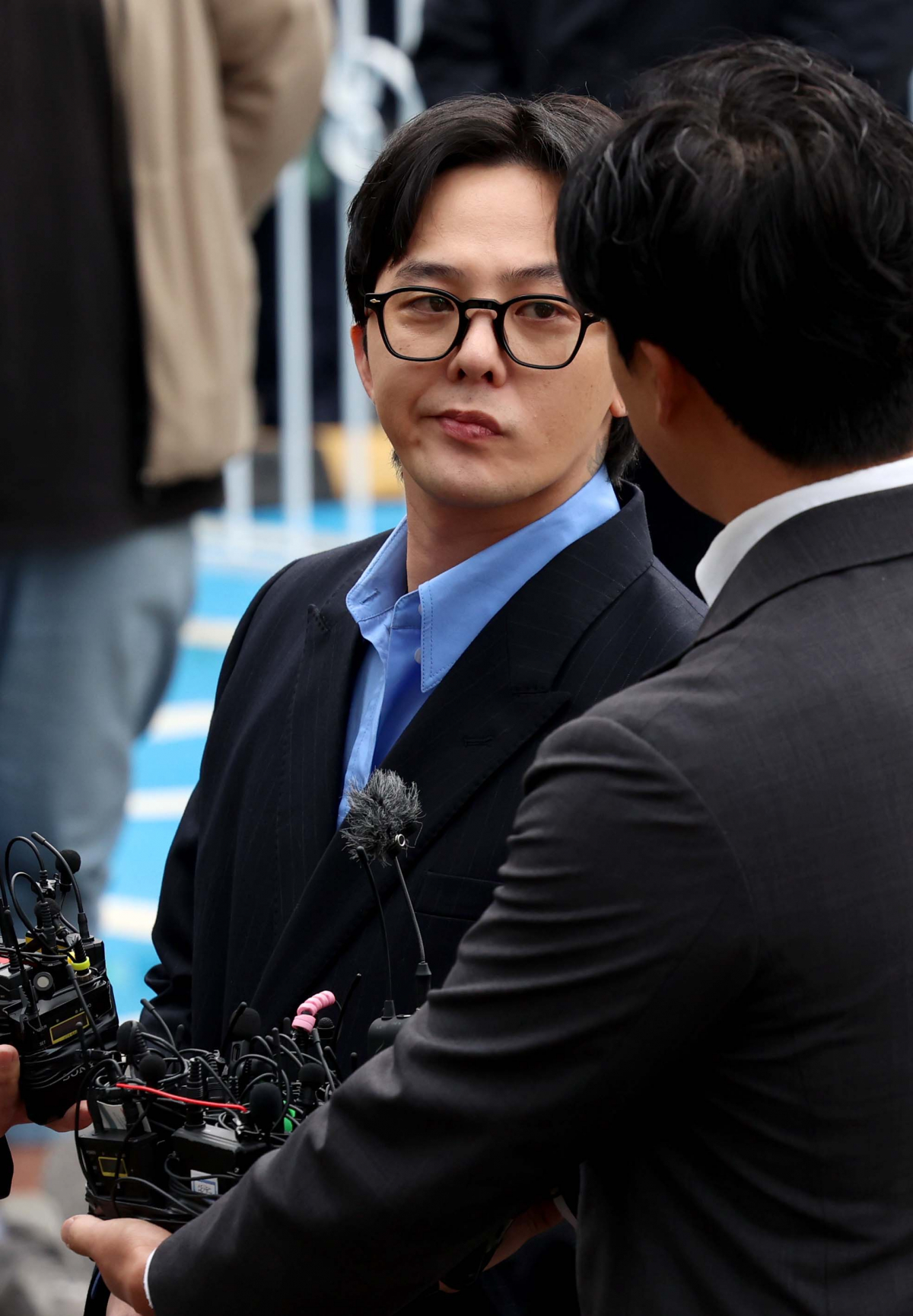 ▲마약 투약 혐의를 받는 가수 지드래곤(본명 권지용)이 6일 인천 남동구 인천논현경찰서 내 인천경찰청 마약범죄수사계에 자진출석하고 있다. 신태현 기자 holjjak@