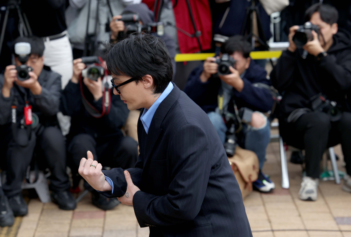 ▲마약 투약 혐의를 받는 가수 지드래곤(본명 권지용)이 6일 인천 남동구 인천논현경찰서 내 인천경찰청 마약범죄수사계에 자진출석하고 있다. 신태현 기자 holjjak@