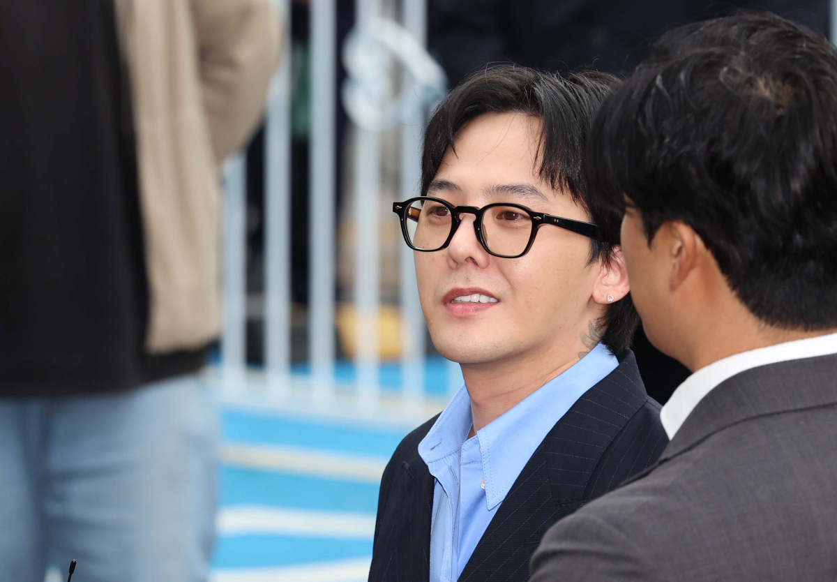 ▲마약 투약 혐의를 받는 가수 지드래곤(본명 권지용)이 6일 인천 남동구 인천논현경찰서 내 인천경찰청 마약범죄수사계에 자진출석하고 있다. 신태현 기자 holjjak@