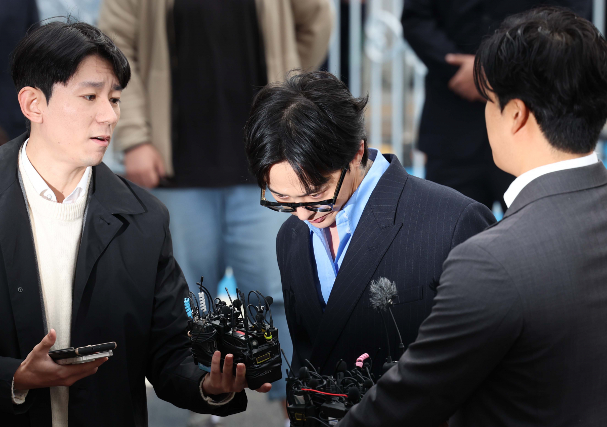 ▲마약 투약 혐의를 받는 가수 지드래곤(본명 권지용)이 6일 인천 남동구 인천논현경찰서 내 인천경찰청 마약범죄수사계에 자진출석하고 있다. 신태현 기자 holjjak@