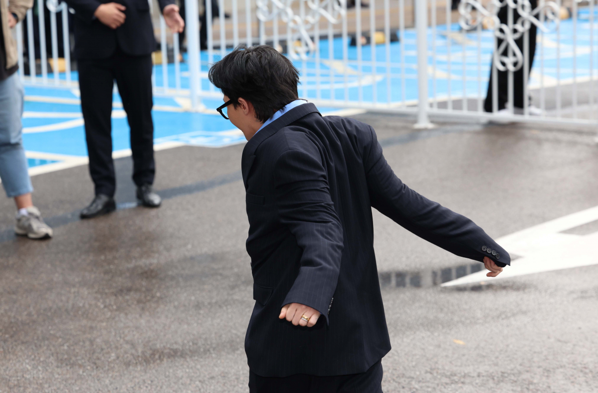 ▲마약 투약 혐의를 받는 가수 지드래곤(본명 권지용)이 6일 인천 남동구 인천논현경찰서 내 인천경찰청 마약범죄수사계에 자진출석하고 있다. 신태현 기자 holjjak@